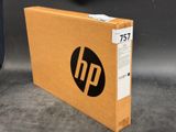 Le logo HP se trouve sur le côté de la boîte posée par terre.