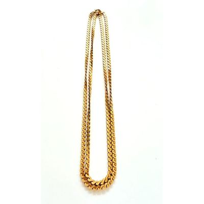 un collier en or sur fond blanc
