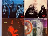 quatre albums vinyle des Rolling Stones, dont l'un comporte la photo d'un homme et d'une femme