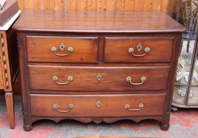 une commode en bois avec de nombreux tiroirs dans une pièce