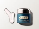 un flacon de crème pour les yeux « La Mer The Revitalize » à côté d'une cuillère