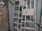 beaucoup d'échelles empilées dans une pièce
