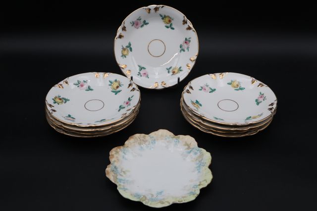 10 petites soucoupes en porcelaine à décor de fleurs