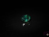 un gros plan d'un objet en verre vert posé sur une surface noire