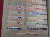 un livre ouvert avec des timbres sur une table