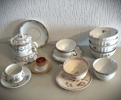 de nombreux types de tasses à thé et de soucoupes sur la table