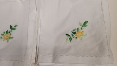un gros plan sur un short blanc orné de fleurs jaunes