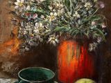 un tableau représentant un vase de fleurs et une pomme posés sur une table