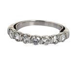 gros plan d'une bague en diamant sur fond blanc