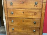 une vieille commode avec un plateau en marbre dans une pièce