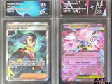 trois cartes Pokémon différentes, rangées dans des pochettes en plastique sur une table