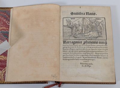 un livre ouvert sur lequel figure l'image d'un bateau