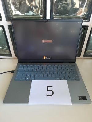 un ordinateur portable posé sur une table sur laquelle figure le chiffre 5