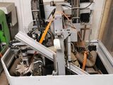une machine placée au milieu d'une pièce