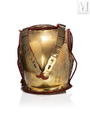 un casque doré muni d'une poignée rouge sur fond blanc