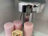 des bougies et une horloge posées sur une étagère dans une salle de bains
