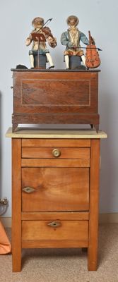 deux figurines posées sur une commode