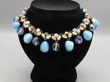 un collier composé de perles bleues sur un mannequin noir