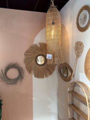 Il y a de nombreux paniers en osier accrochés au mur dans cette pièce.
