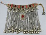 une photo d'un collier en argent orné de perles rouges et de chaînes