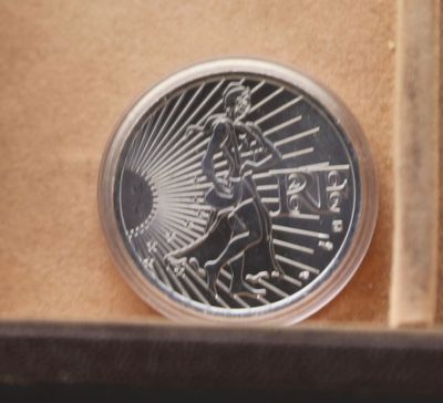 une pièce d'argent sur laquelle figure une femme