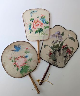 trois éventails chinois peints à la main sur fond blanc