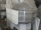 une grande pile de cartons blancs posée sur une palette dans un entrepôt