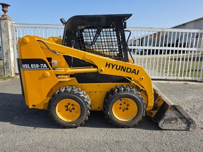 une porte jaune de type « ski » garée sur le parking