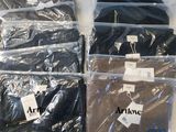 de nombreux sacs de vêtements posés sur une table