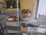 une pièce où il y a beaucoup de cartons sur les étagères