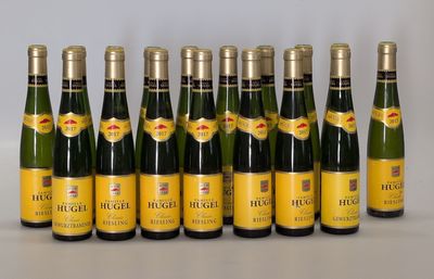 six bouteilles de champagne sont alignées sur une table