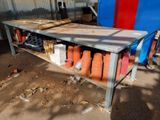 une table sur laquelle sont posés plusieurs pots