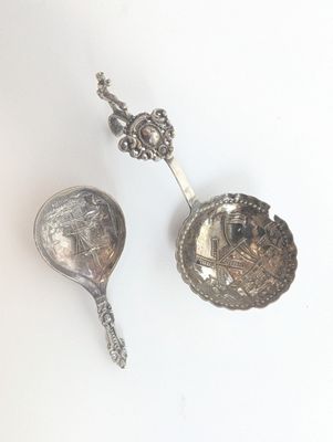 deux cuillères et une cuillère reposent sur une surface blanche