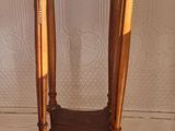 une petite table en bois sur laquelle se trouve un miroir