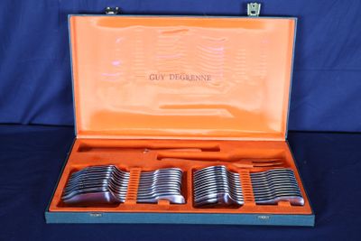 un coffret contenant un ensemble de quatre cuillères en argent