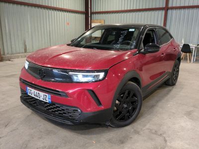 Le SUV rouge est garé dans le garage d'un immeuble.