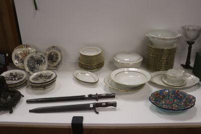 une table sur laquelle se trouvent un couteau, une assiette, un bol et d'autres objets