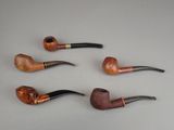 quatre types différents de tabacs à pipe alignés sur une table