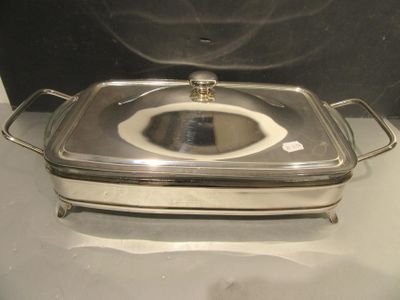 une cocotte en argent avec un couvercle posée sur une table