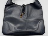 sac à bandoulière en cuir noir avec des finitions dorées et une fermeture à glissière