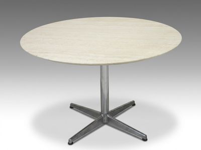 une table ronde avec un piètement en métal et un plateau en marbre blanc