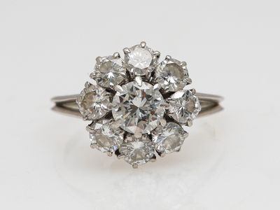 gros plan d'une bague en diamant sur une surface blanche