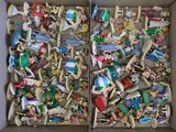 une boîte remplie de figurines qui se trouvent dans une boîte