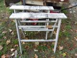 une table posée dans l'herbe à côté d'un camion