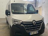 une camionnette blanche garée dans un garage