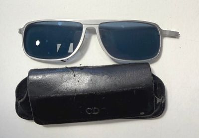 une paire de lunettes de soleil et un étui posés sur une table