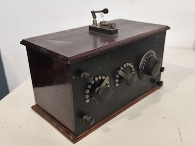 une radio à l'ancienne posée sur une table