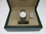 une montre Rolex dans un coffret posé sur une table