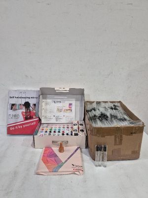 un grand nombre d'objets posés sur une table