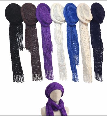 plusieurs écharpes et bonnets de différentes couleurs sur une tête de mannequin